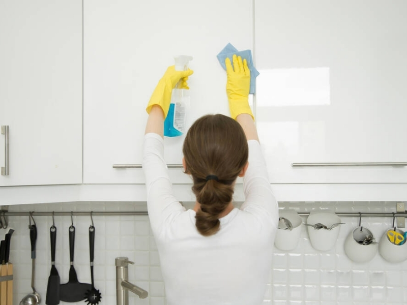 Cách vệ sinh và bảo quản tủ bếp nhựa luôn như mới - Ảnh 2